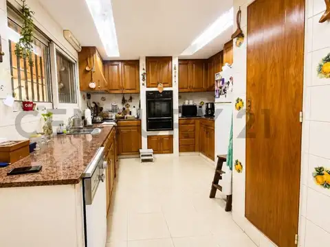 Casa en Venta con 3 cocheras