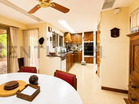 Exclusiva casa de 4 ambientes con pileta en el tradicional Barrio Inglés de Hurlingham | 250 m² cons