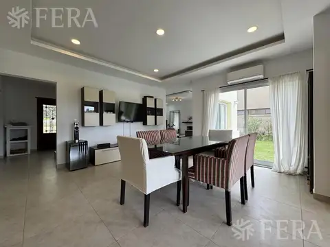 Casa en Alquiler con 2 cocheras
