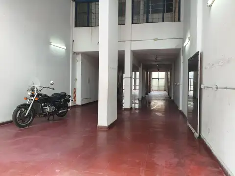 gran Local vidriera al frente patios Rosario Barrio Lourdes 380 m2