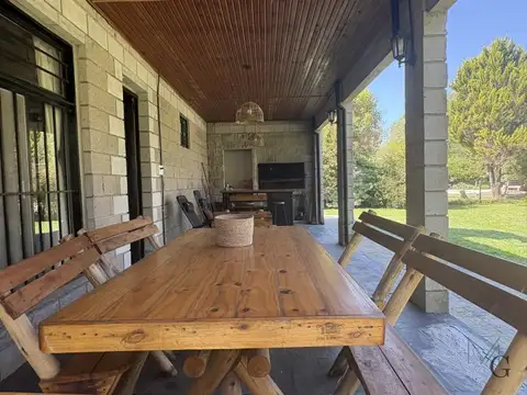 Alquiler temporario. Increible casa en Barrio Parque Exaltación sobre lote de 3000mt. 3 dormito...