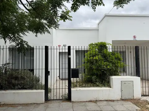 se VENDE casa 3 dorm, céntrica, General Roca, Río Negro