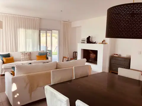 Casa 5 ambientes con 2 baños