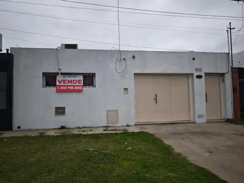 Venta casa de 2 dormitorios con patio y cochera Granadero Baigorria