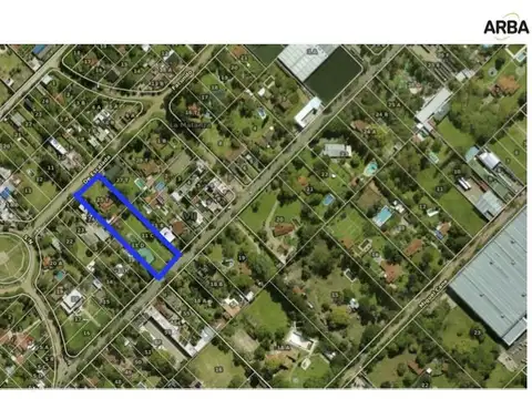 Amplios lotes a la venta en block con salida a dos calles, piletas, cancha de paddle y dos chalets.