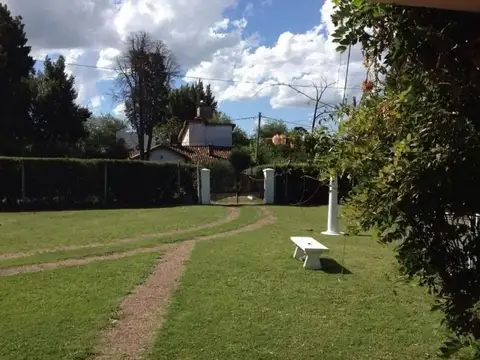 Amplios lotes a la venta en block con salida a dos calles, piletas, cancha de paddle y dos chalets.