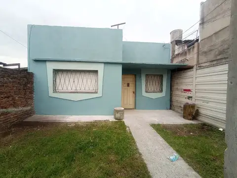 AMPLIA CASA DE 3/4 AMBIENTES CON ENTRADA DE AUTO