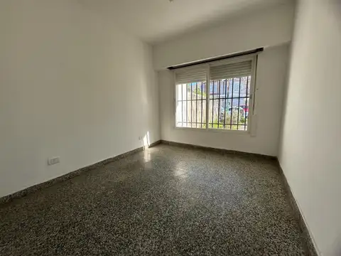 CASA TODA EN PLANTA BAJA. HURLINGHAM. VENTA
