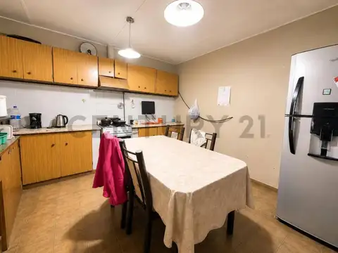 Casa 7 ambientes con 2 baños