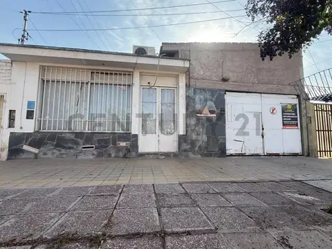 Century21 López ofrece a la venta Casa con departamento independiente y gran Gal