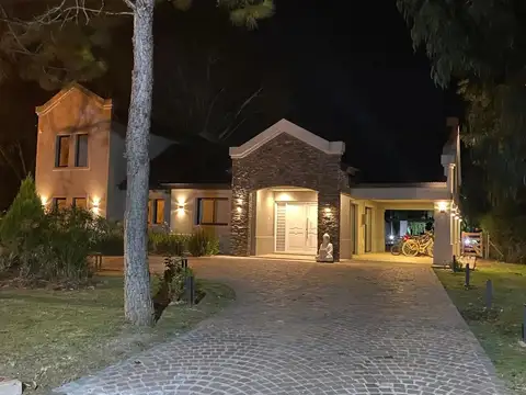 Encantadora casa con jardín al lago