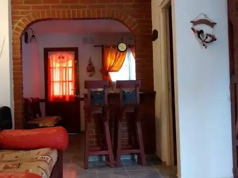Casa 4 ambientes con 2 baños