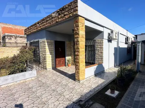 Casa 3 ambientes, lista para vivir con departamento independiente en Ituzaingó Norte