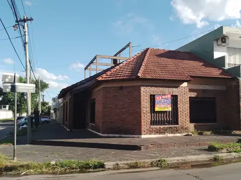 CHALET EN ALQUILES 4 AMBIENTES GARAGE- FONDO LIBRE