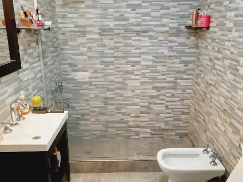 Casa 5 ambientes con 2 baños