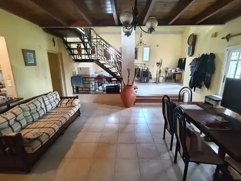 Casa en Alquiler con 2 cocheras