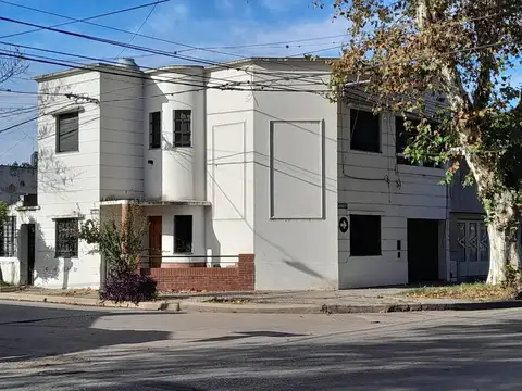 Casa en Barrio Matheu tres dormitorios,  cochera y patio