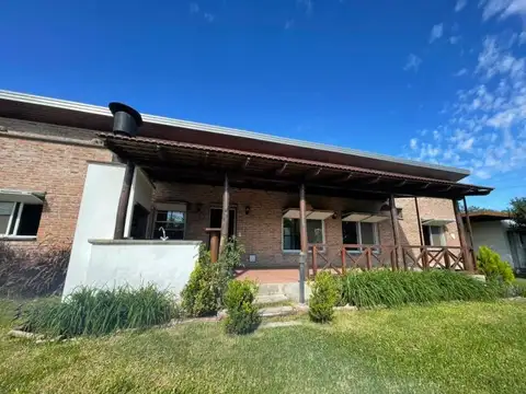 Alquiler en Funes Casa 2 dormitorios, 2 baños, galería, pileta y gran parque sobre 3 terrenos -...