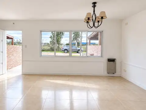 Casa 4 ambientes con 2 baños