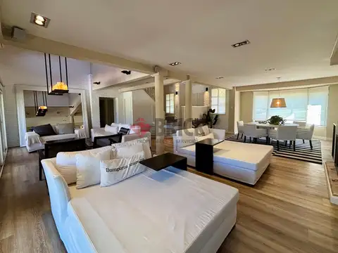 Casa en Venta con 7 cocheras