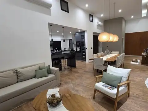 Casa en venta - 3 Dormitorios 4 Baños - San Vicente