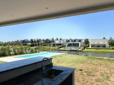 Casa 5 ambientes con 3 baños