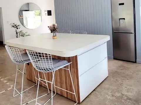 Casa en Alquiler con 4 cocheras