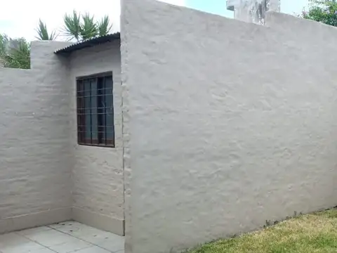 Casa en Alquiler en Burzaco Este, $ 900.000
