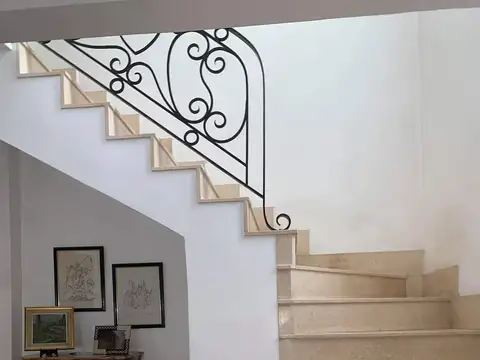 Casa 7 ambientes con 2 baños