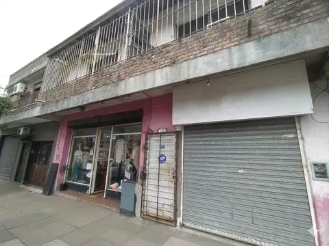 Venta dos locales, dos deptos y casa con patio y deposito Garin centro