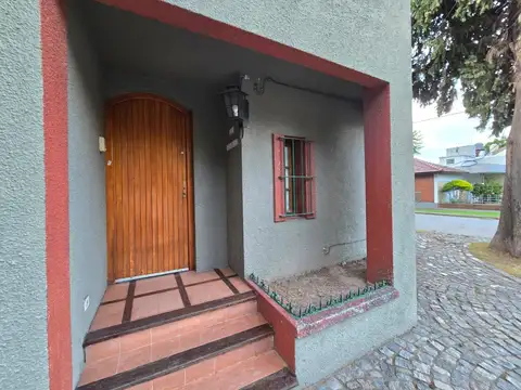 Casa en Hurlingham - 5 Ambientes - Parque - Pileta - Quincho