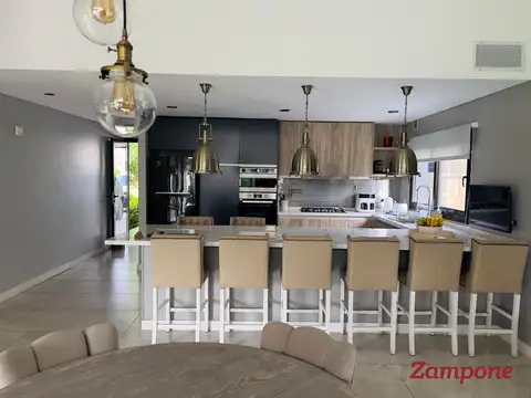 Casa 6 ambientes con 4 baños
