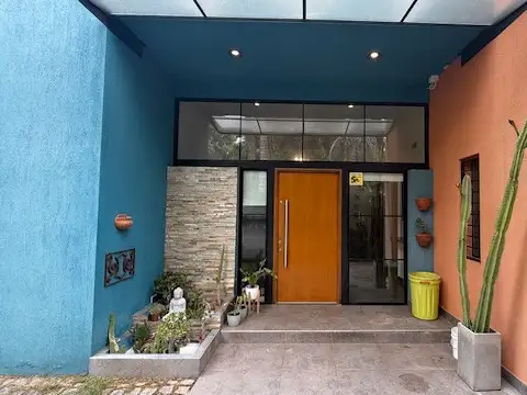 Impecable Casa 5 Ambientes en 3 Plantas con Master Suite, Playroom y Gran Terraza con Parrilla