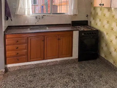 Casa 6 ambientes con 2 baños