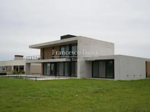 Casa en venta 4 ambientes con fondo al golf y laguna Everlinks Golf & Country Club