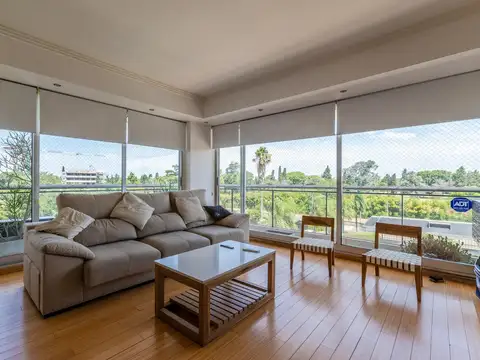 VENTA Departamento de tres dormitorios con cocheras en Fisherton