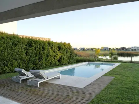 Casa en Alquiler con 1 cochera