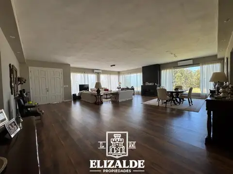 Casa en Venta con 3 cocheras