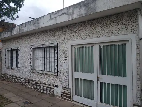 Casa a 100 mts. de J. J. Paso