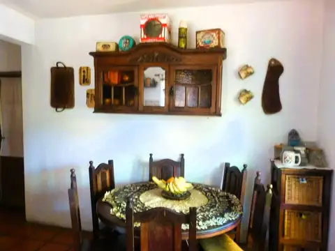 Hermosa Casa de 3 Dormitorios con Jardin y Pileta. En Funes.