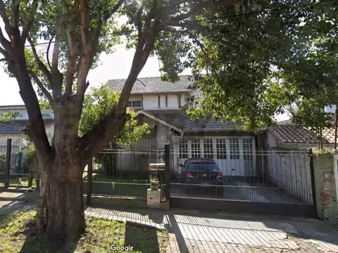 CASA EN VENTA 5 AMBIENTES SOBRE AMPLIO LOTE CON PILETA