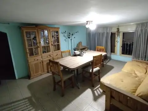 CHALET 2 PLANTAS 2 DORM + DEPTO 1ER PISO GARAGE FONDO PILETA