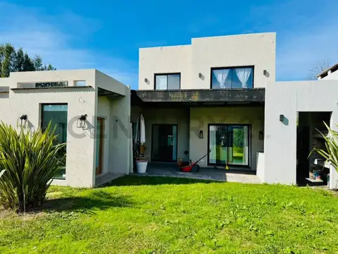 Casa 6 ambientes con 2 baños