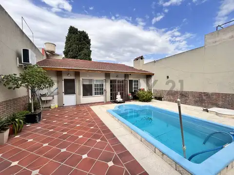 Vendo Casa Lote Propio 3 Amb con Pileta y Garage P/ 4 autos