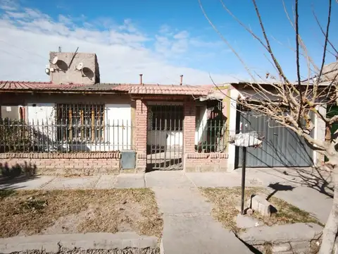 CASA EN VENTA – 3 DORMITORIOS, 2 BAÑOS COCHERA DOB
