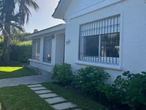 Casa en la Mansa 4 dormitorios con garage y parrillero en alquiler invernal.