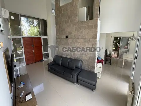 Casa de 4 ambientes 3 dormitorios con piscina en barrio privado El Lauquen Club de Campo