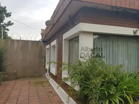 Casa 8 ambientes con 4 baños