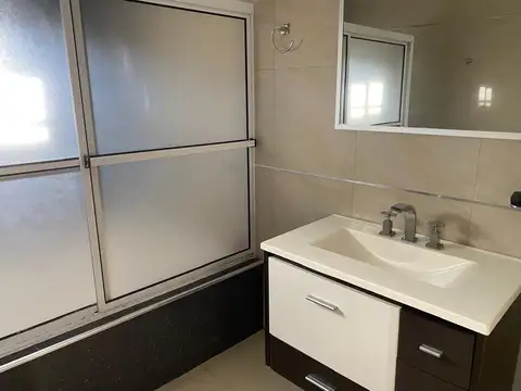 Moderna Casa Con Amplio Lote, Piscina Y Quincho En El Pato