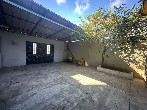 CASA DOS DORMITORIOS, DOS COCHERAS, TODO EN PB